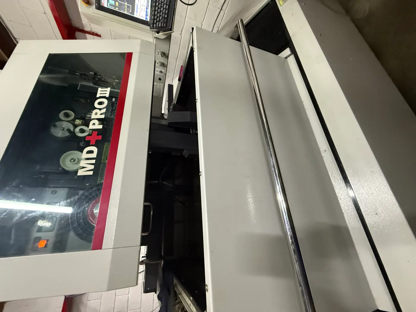 Máquina EDM para maquinado de electrodos de molibdeno con acabado espejo